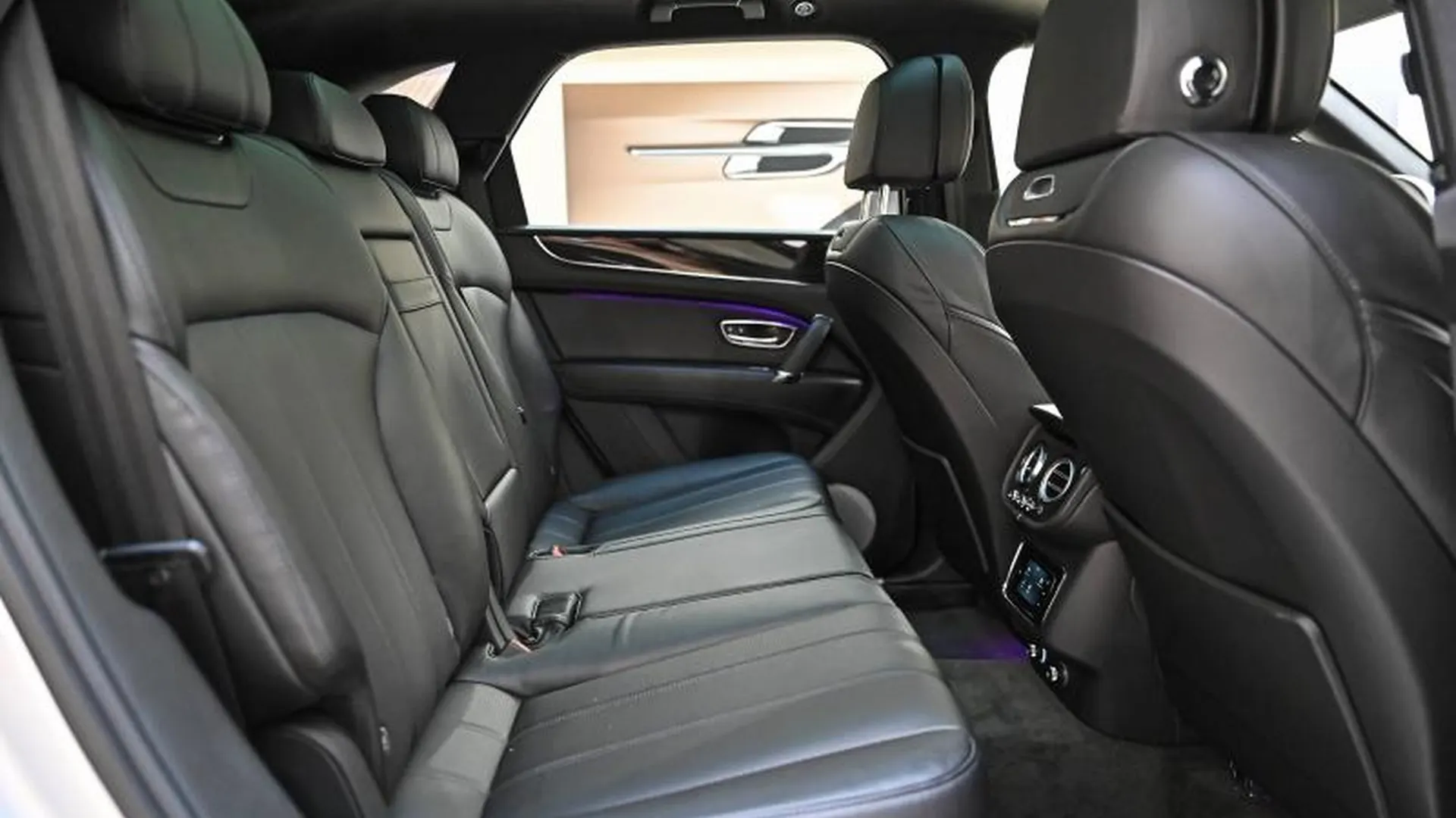 Bentley Bentayga — photo 31