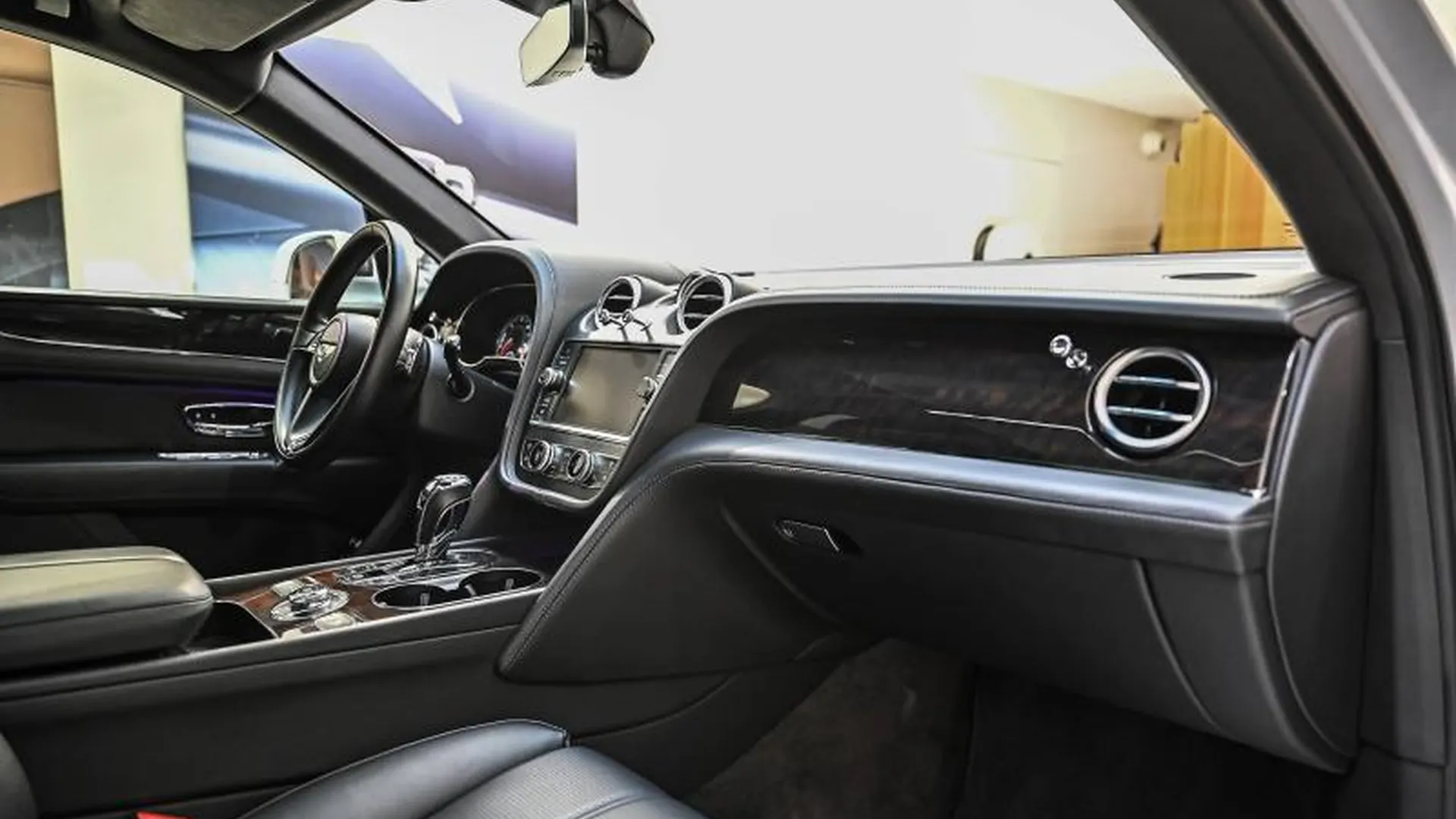 Bentley Bentayga — photo 21