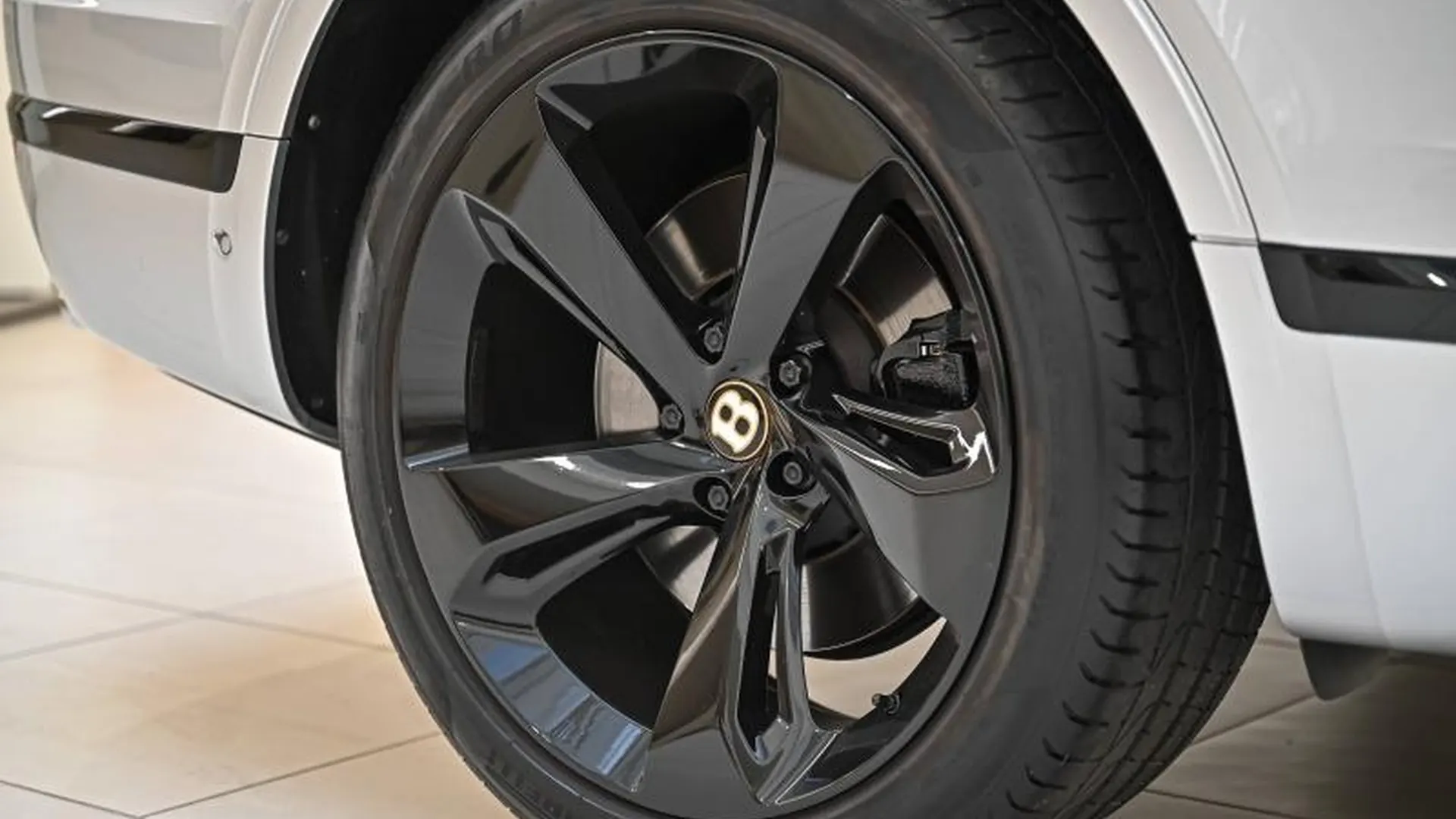 Bentley Bentayga — photo 19