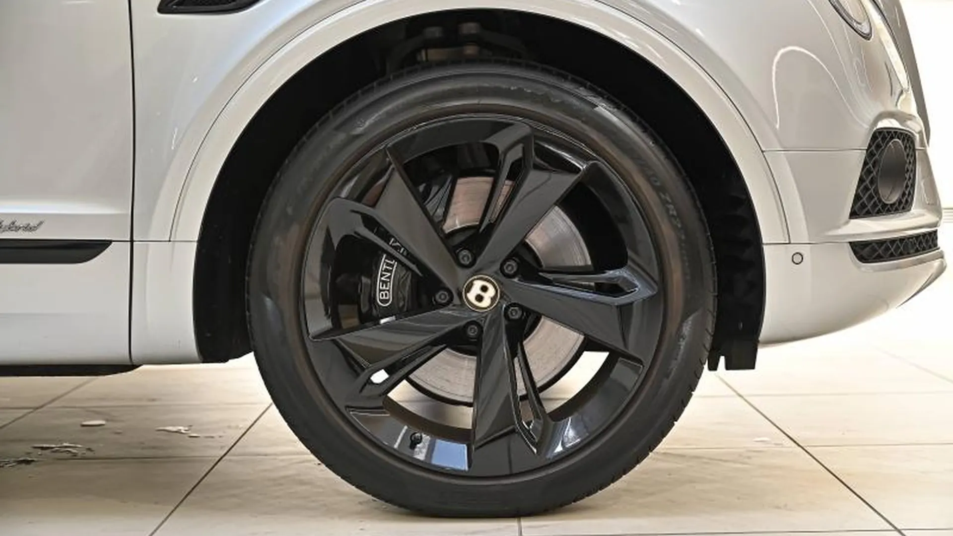Bentley Bentayga — photo 13