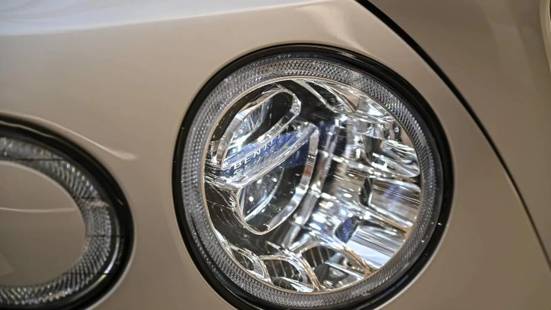 Bentley Bentayga — photo 17