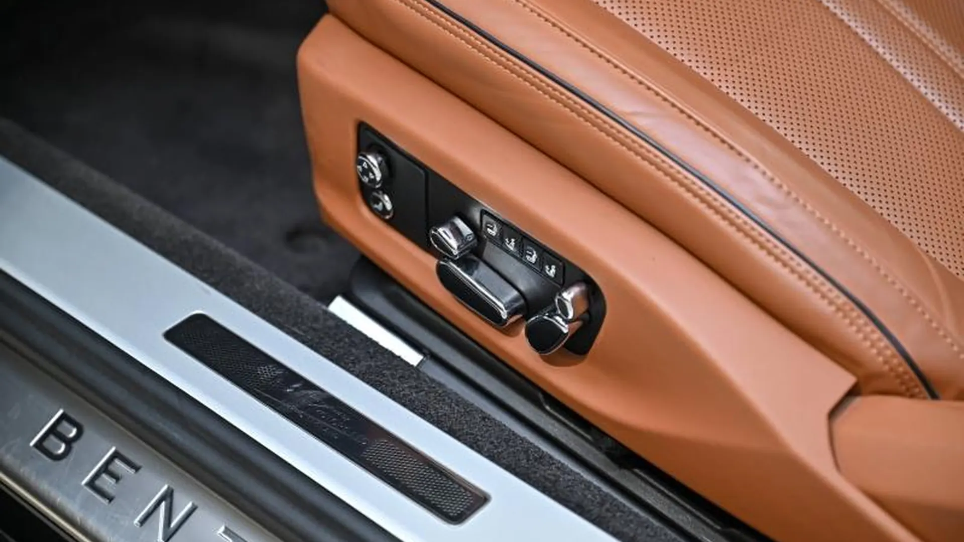 Bentley Continental GTC — photo 26