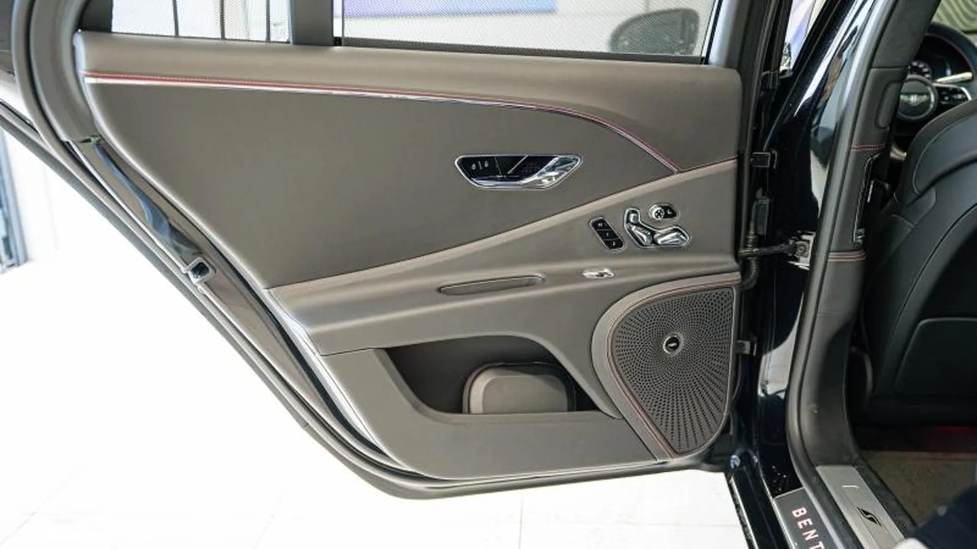 Bentley Flying Spur — photo 26