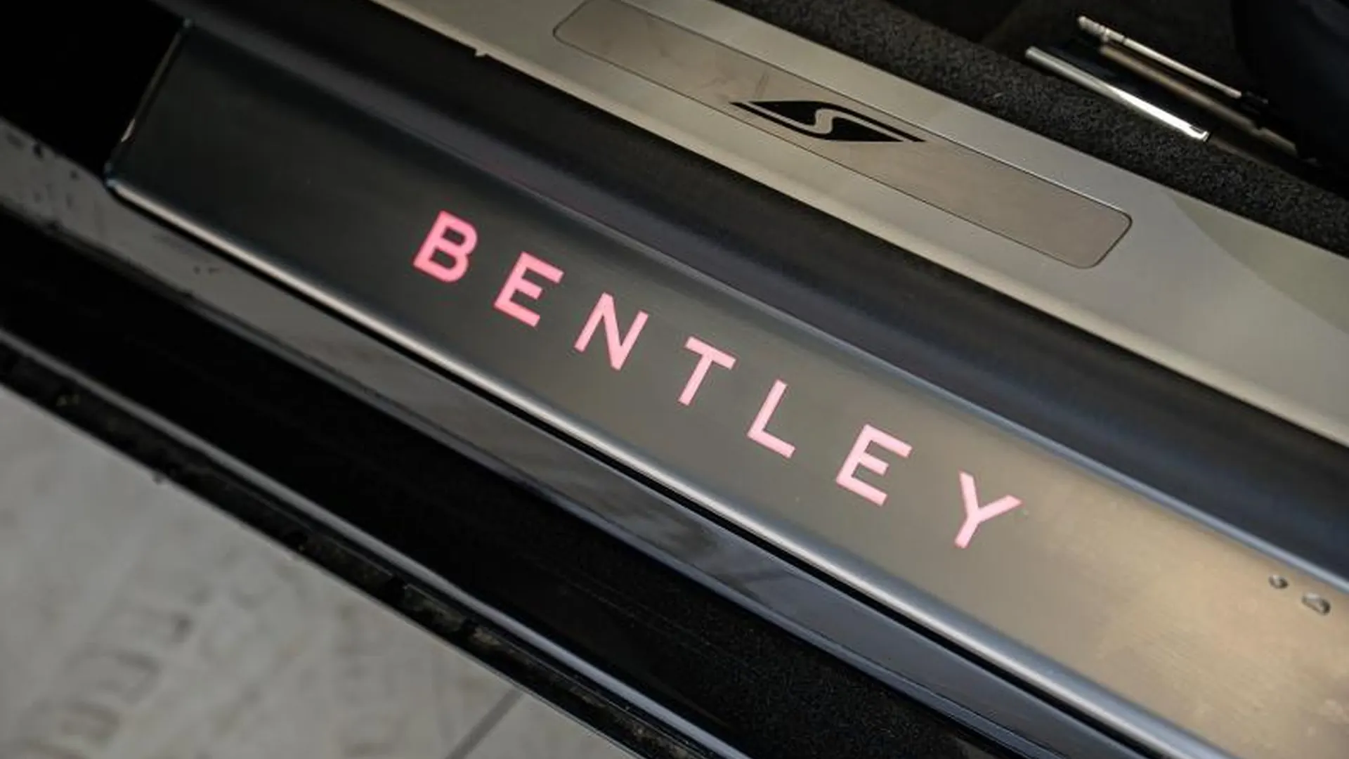 Bentley Flying Spur — photo 32