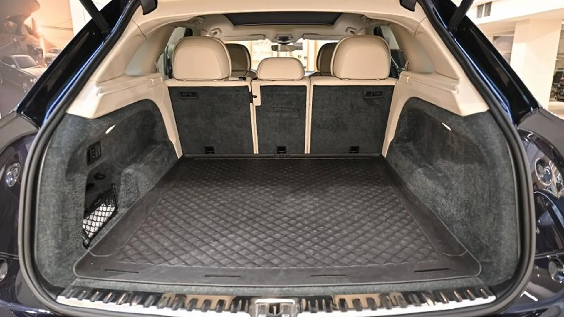 Bentley Bentayga — photo 8
