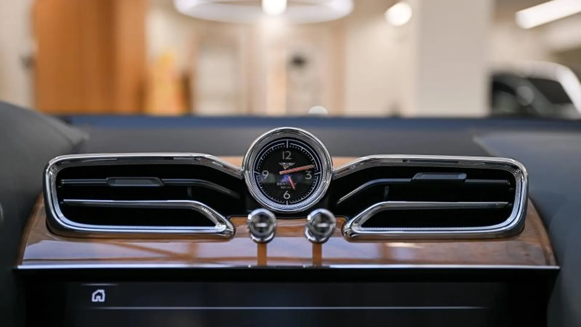 Bentley Bentayga — photo 34