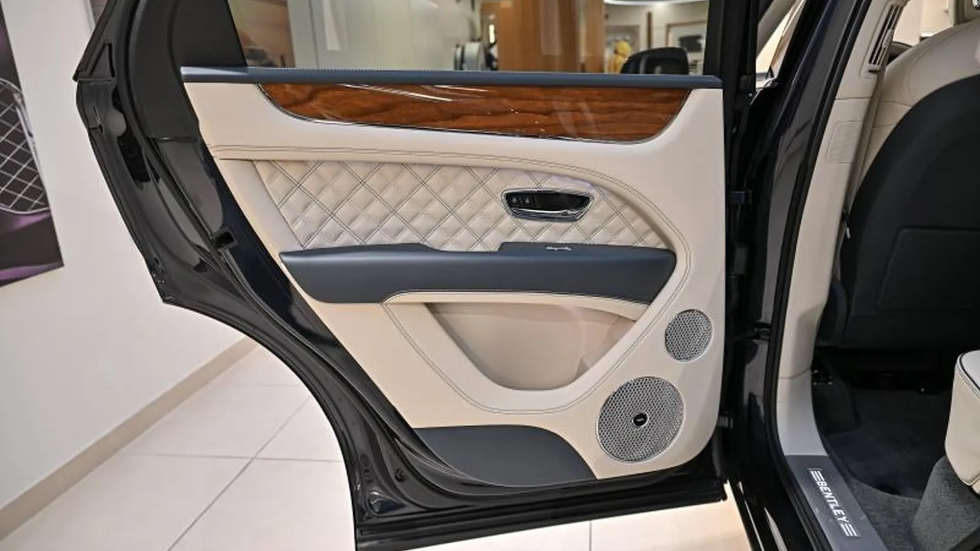 Bentley Bentayga — photo 22