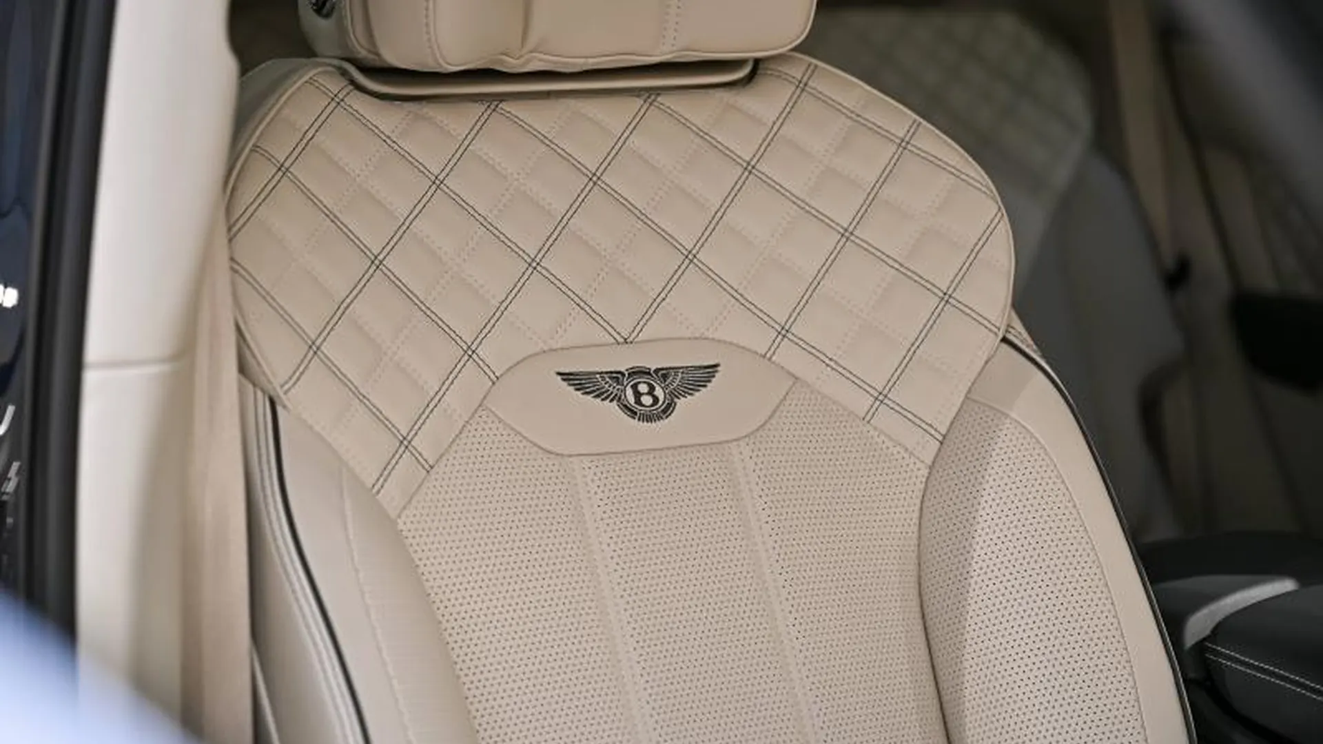 Bentley Bentayga — photo 14