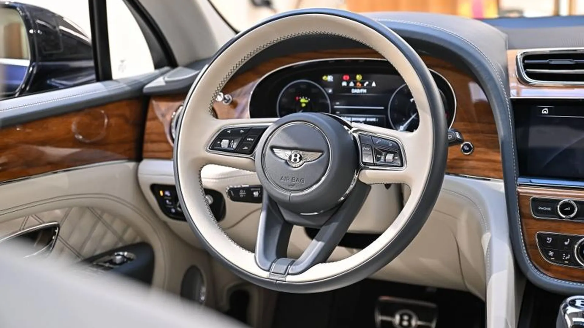 Bentley Bentayga — photo 25