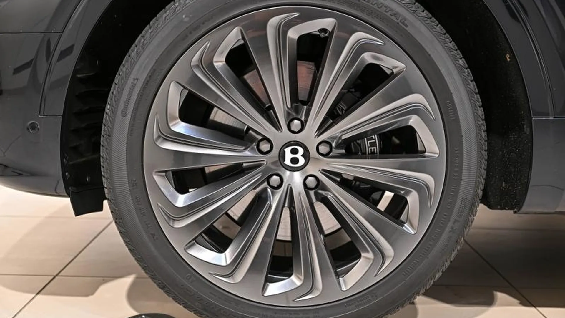 Bentley Bentayga — photo 12