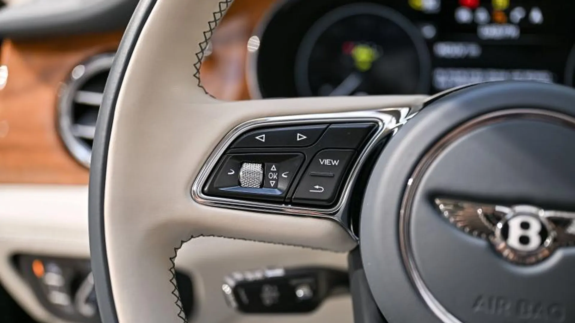 Bentley Bentayga — photo 31