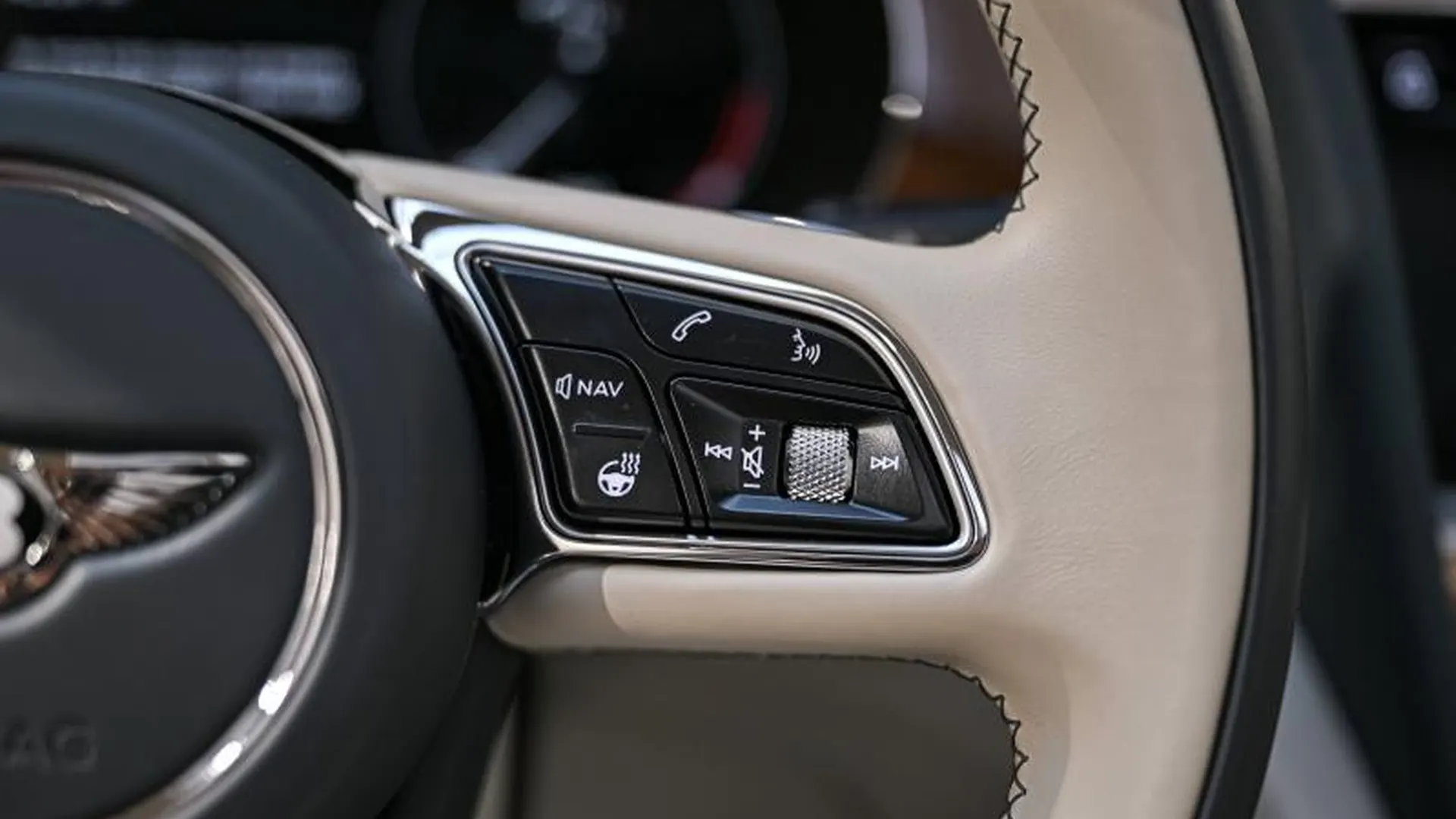 Bentley Bentayga — photo 32