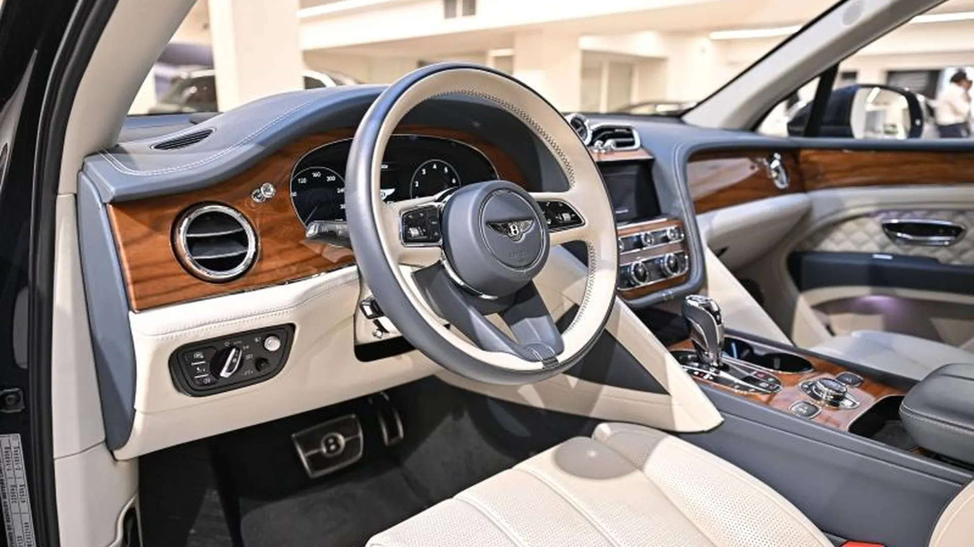 Bentley Bentayga — photo 20