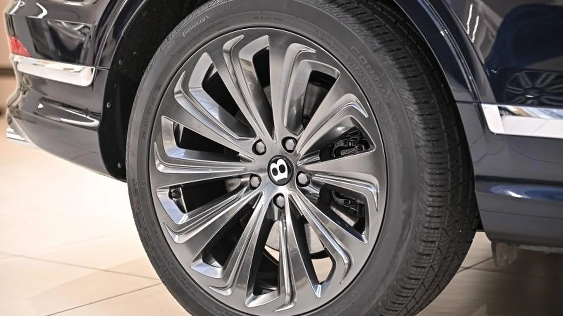 Bentley Bentayga — photo 10