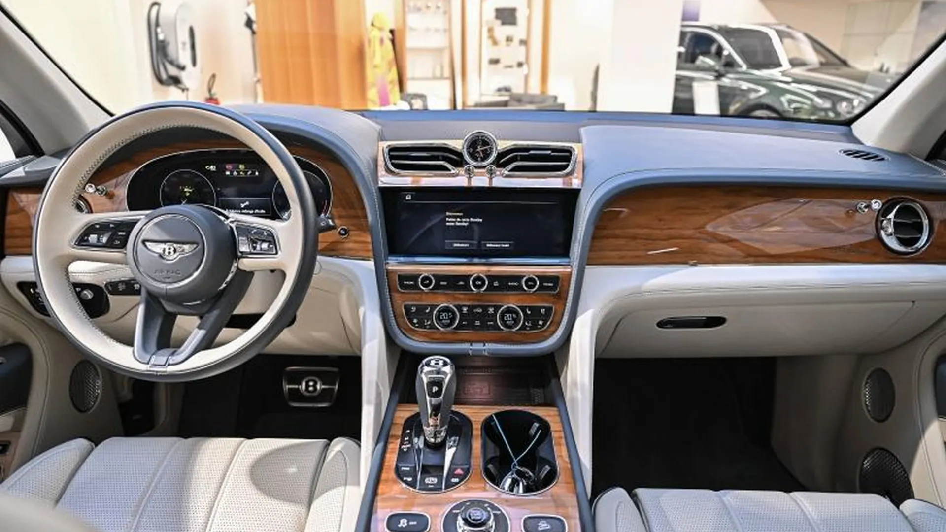 Bentley Bentayga — photo 24
