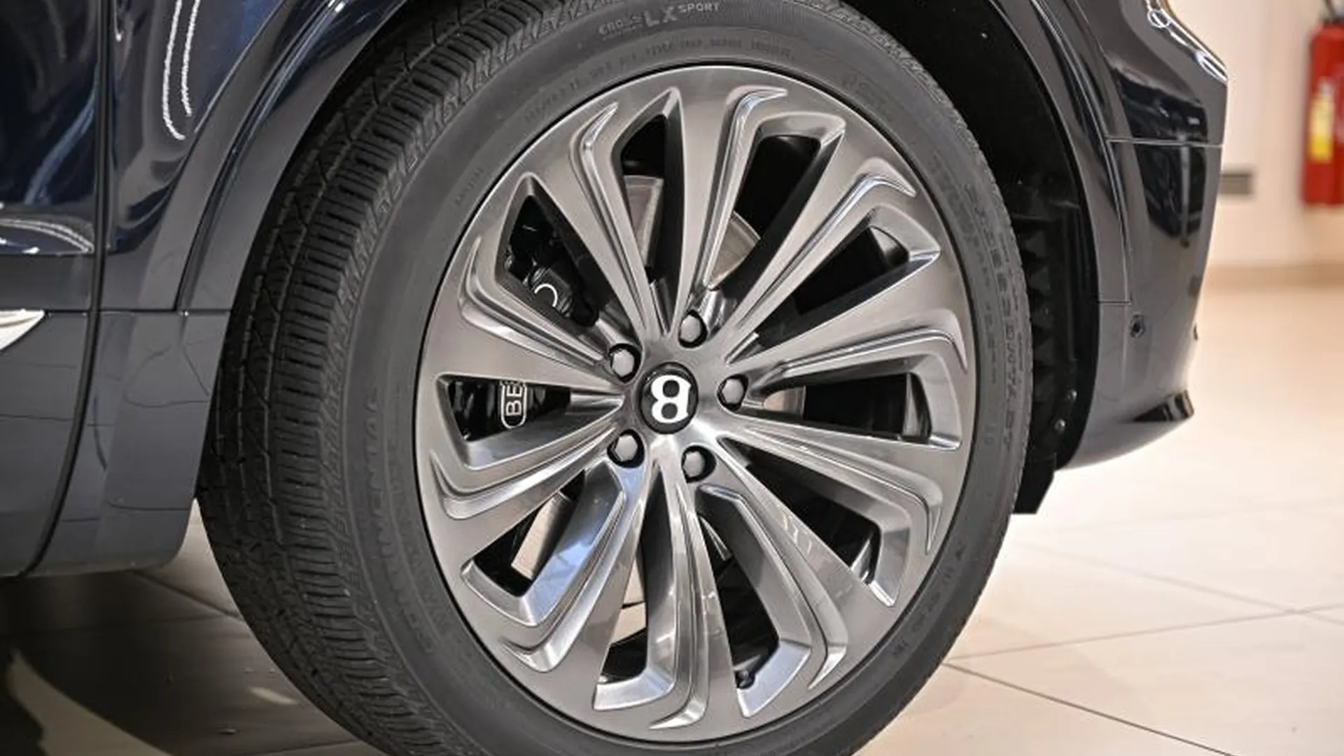 Bentley Bentayga — photo 9
