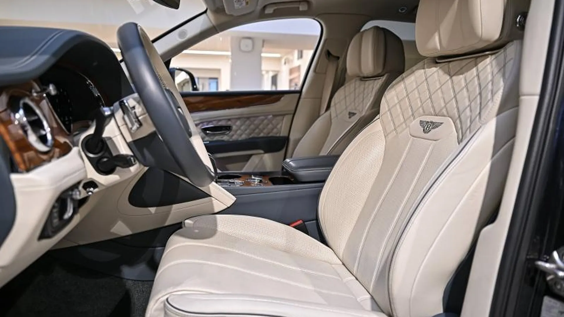 Bentley Bentayga — photo 21
