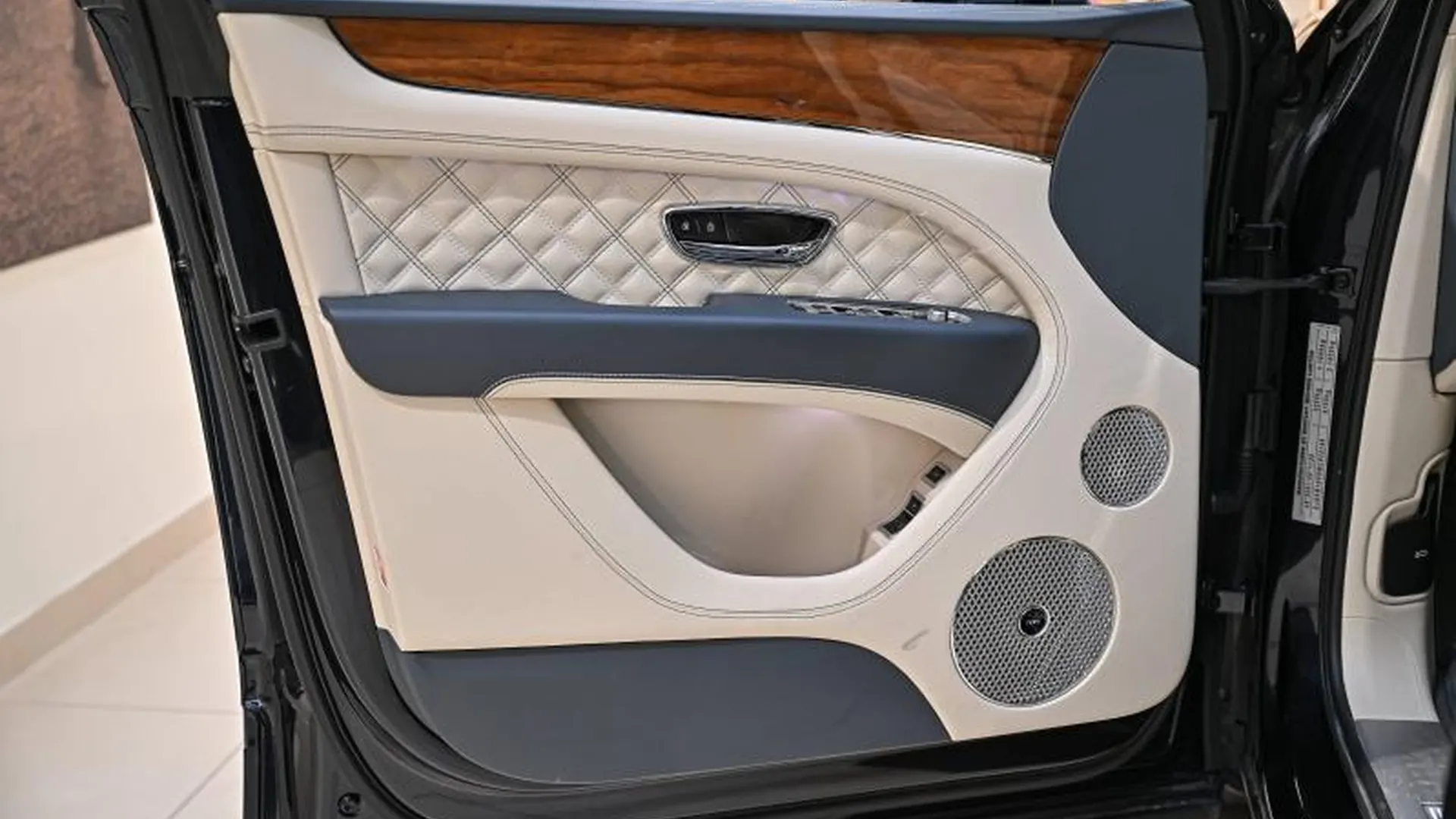Bentley Bentayga — photo 19