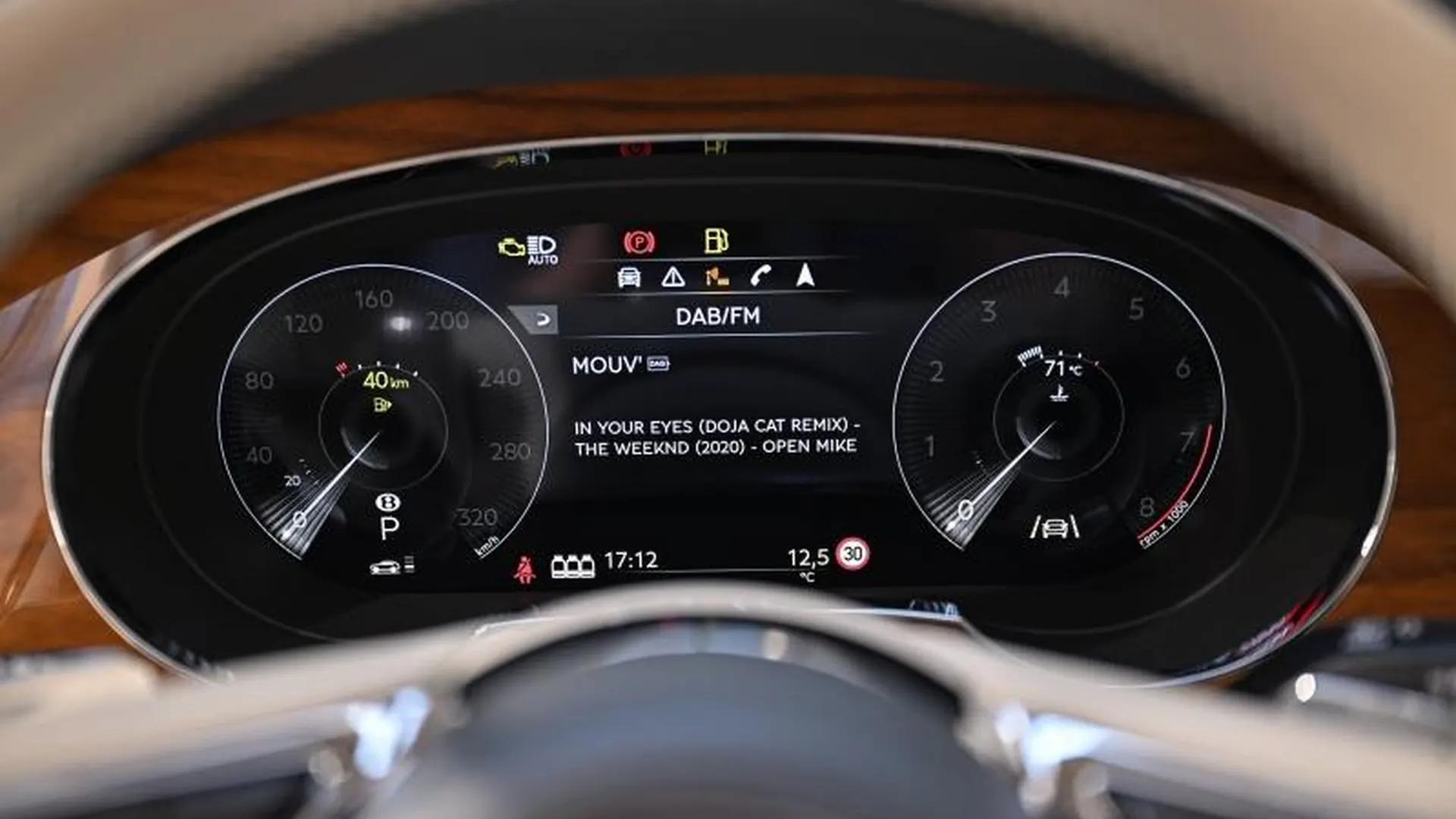 Bentley Bentayga — photo 30