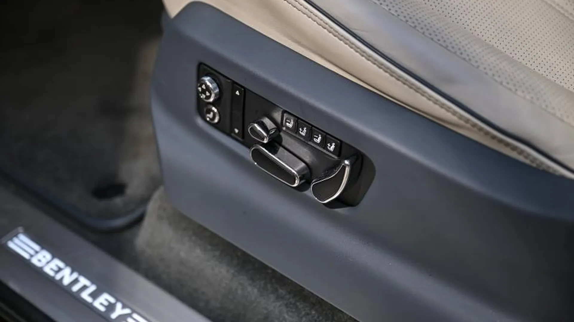 Bentley Bentayga — photo 29