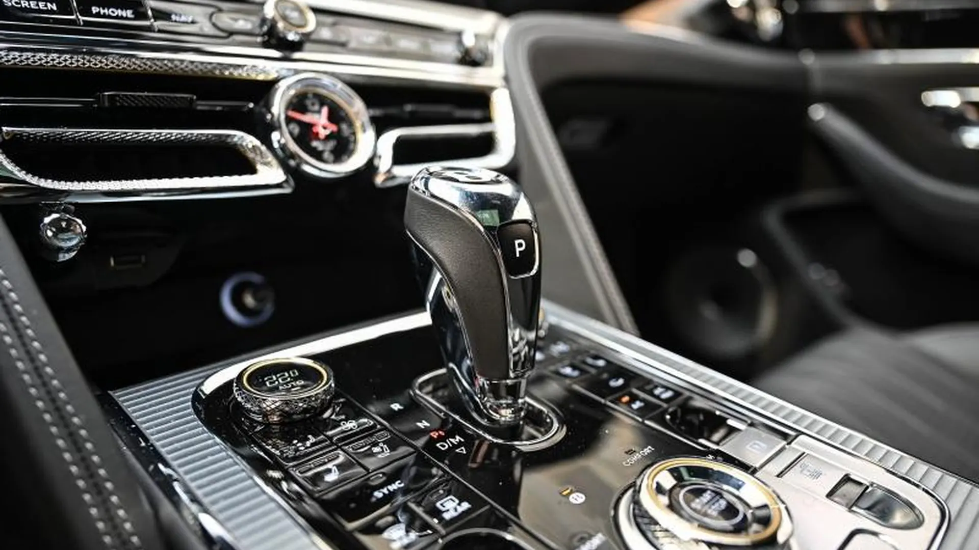 Bentley Flying Spur — photo 40