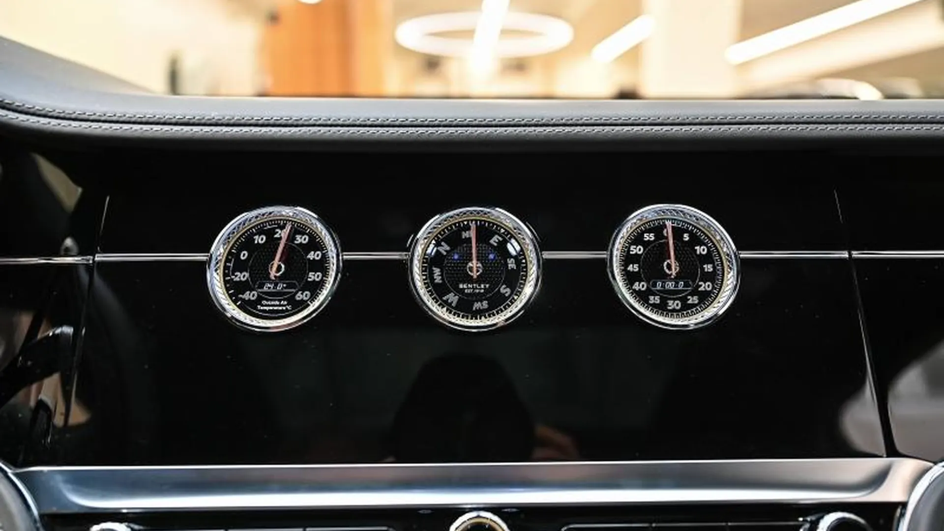 Bentley Flying Spur — photo 48