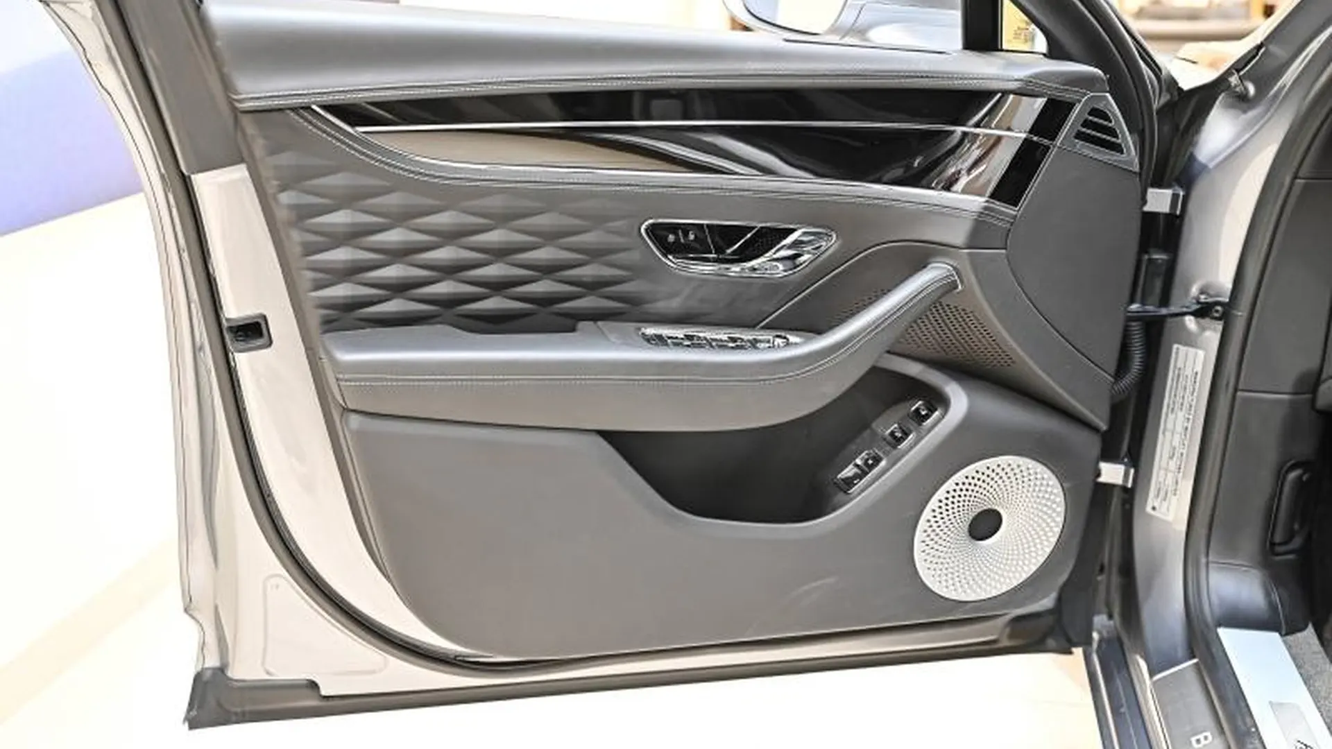 Bentley Flying Spur — photo 20
