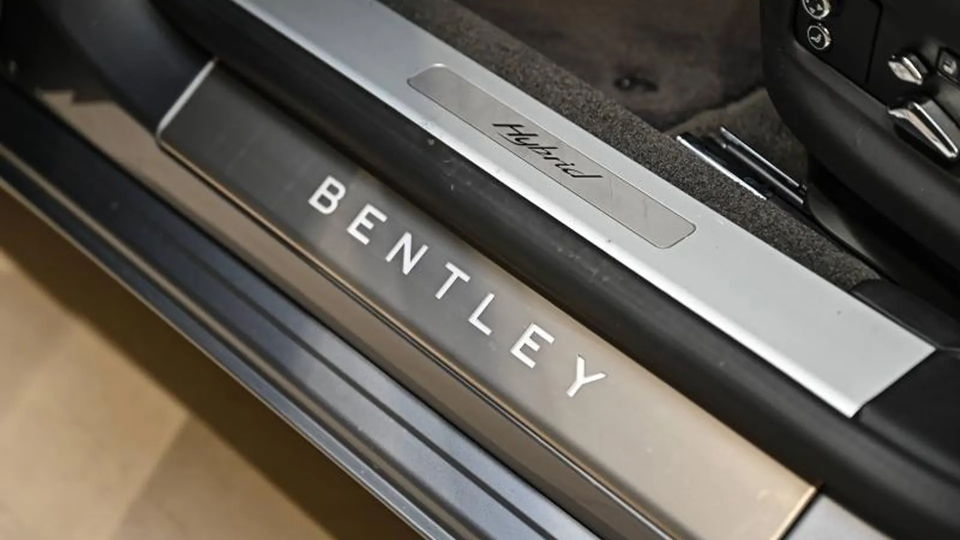 Bentley Flying Spur — photo 33