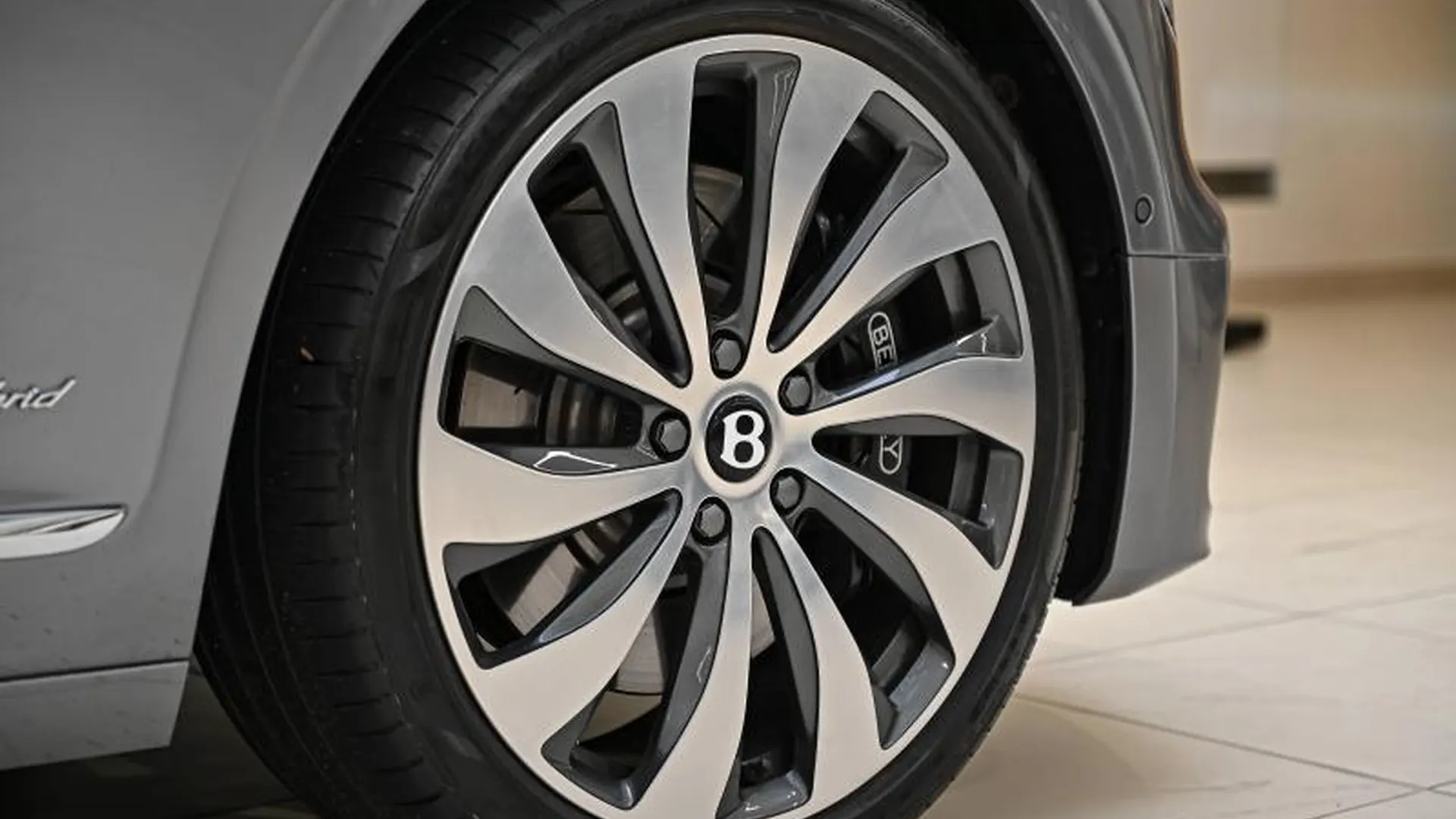 Bentley Flying Spur — photo 11