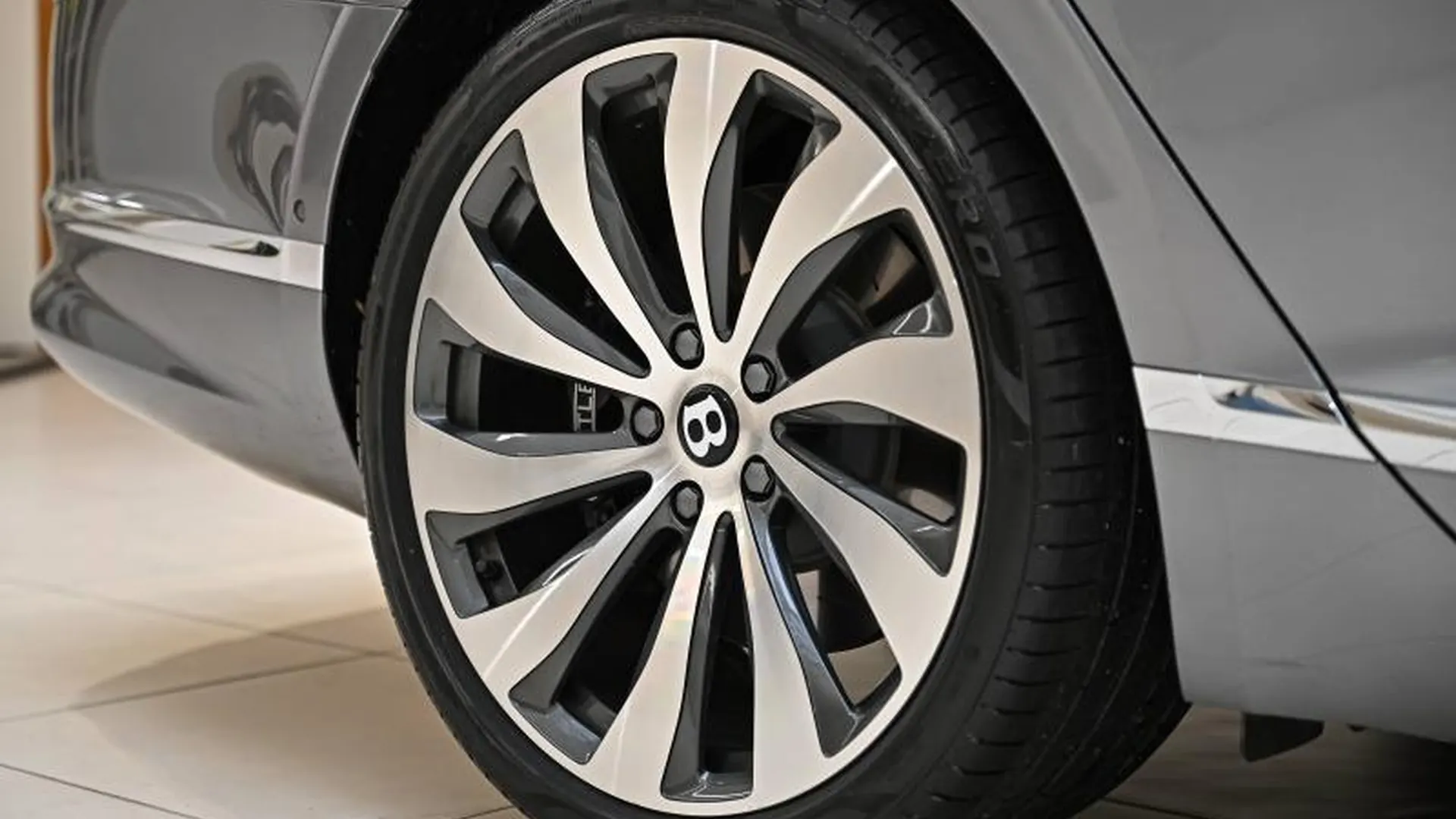 Bentley Flying Spur — photo 12