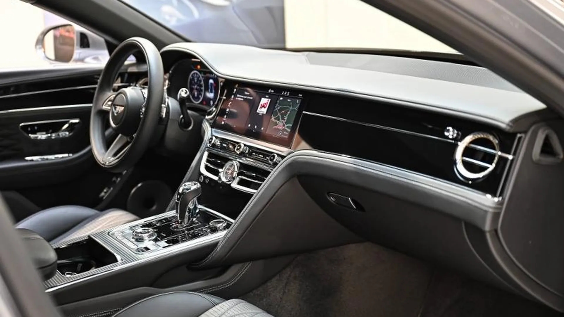 Bentley Flying Spur — photo 13