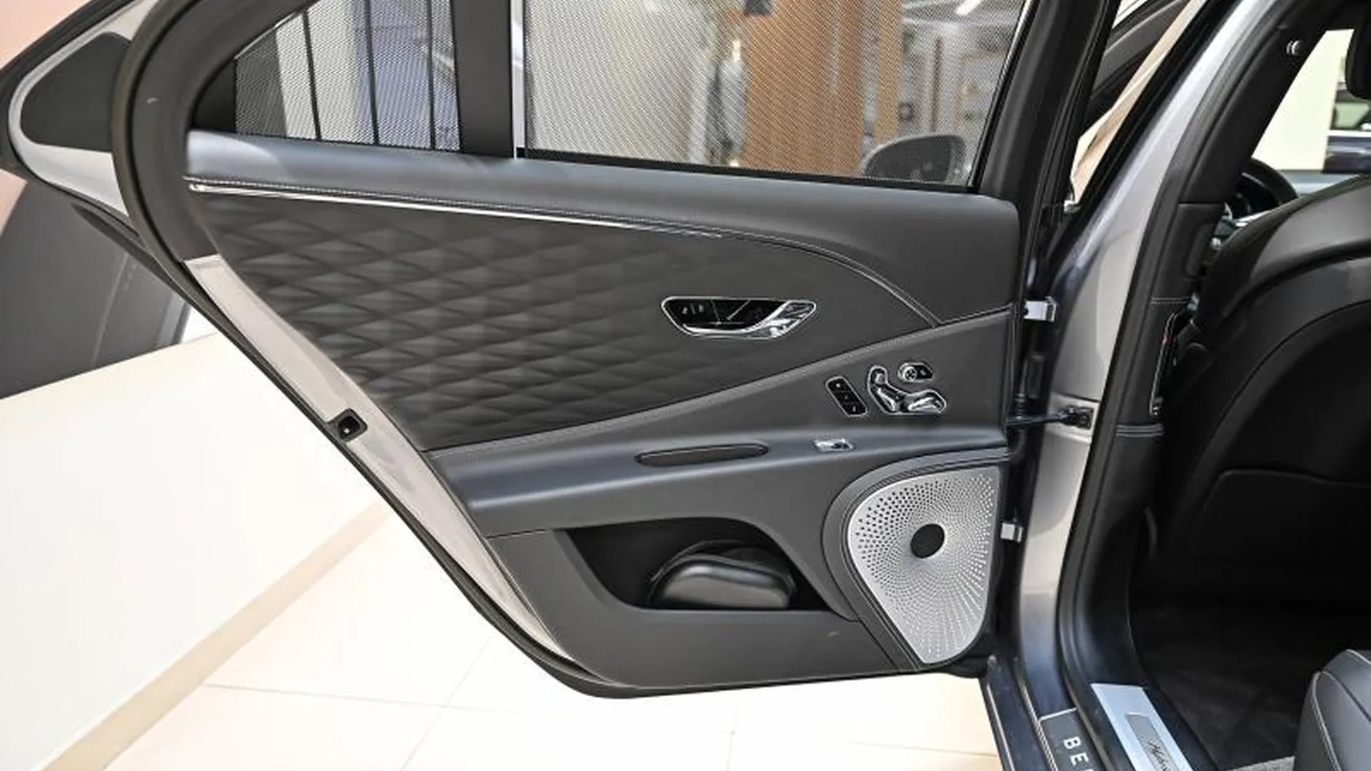 Bentley Flying Spur — photo 24
