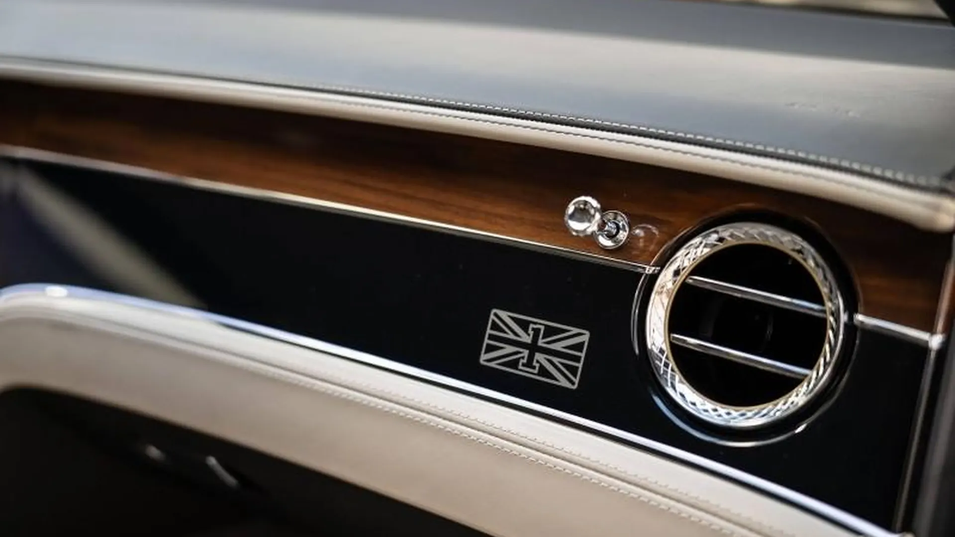 Bentley Continental GT — photo 11