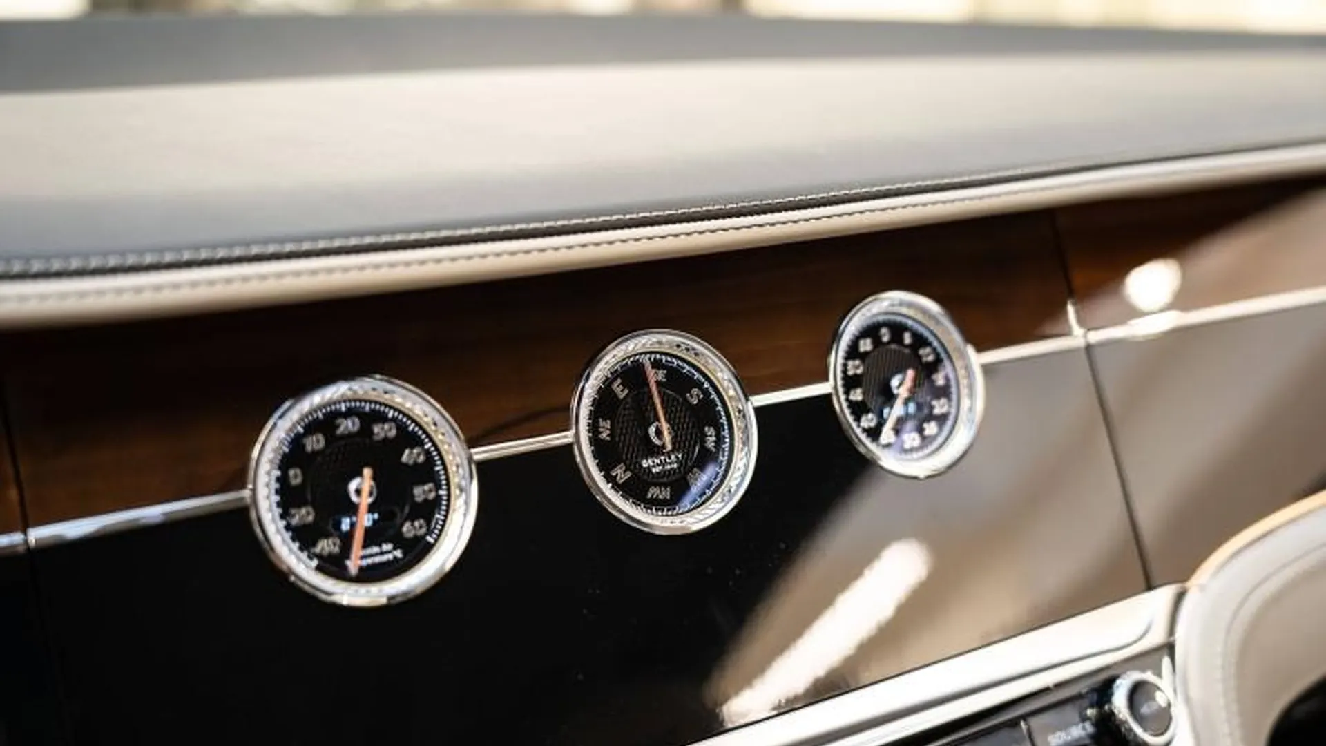 Bentley Continental GT — photo 10