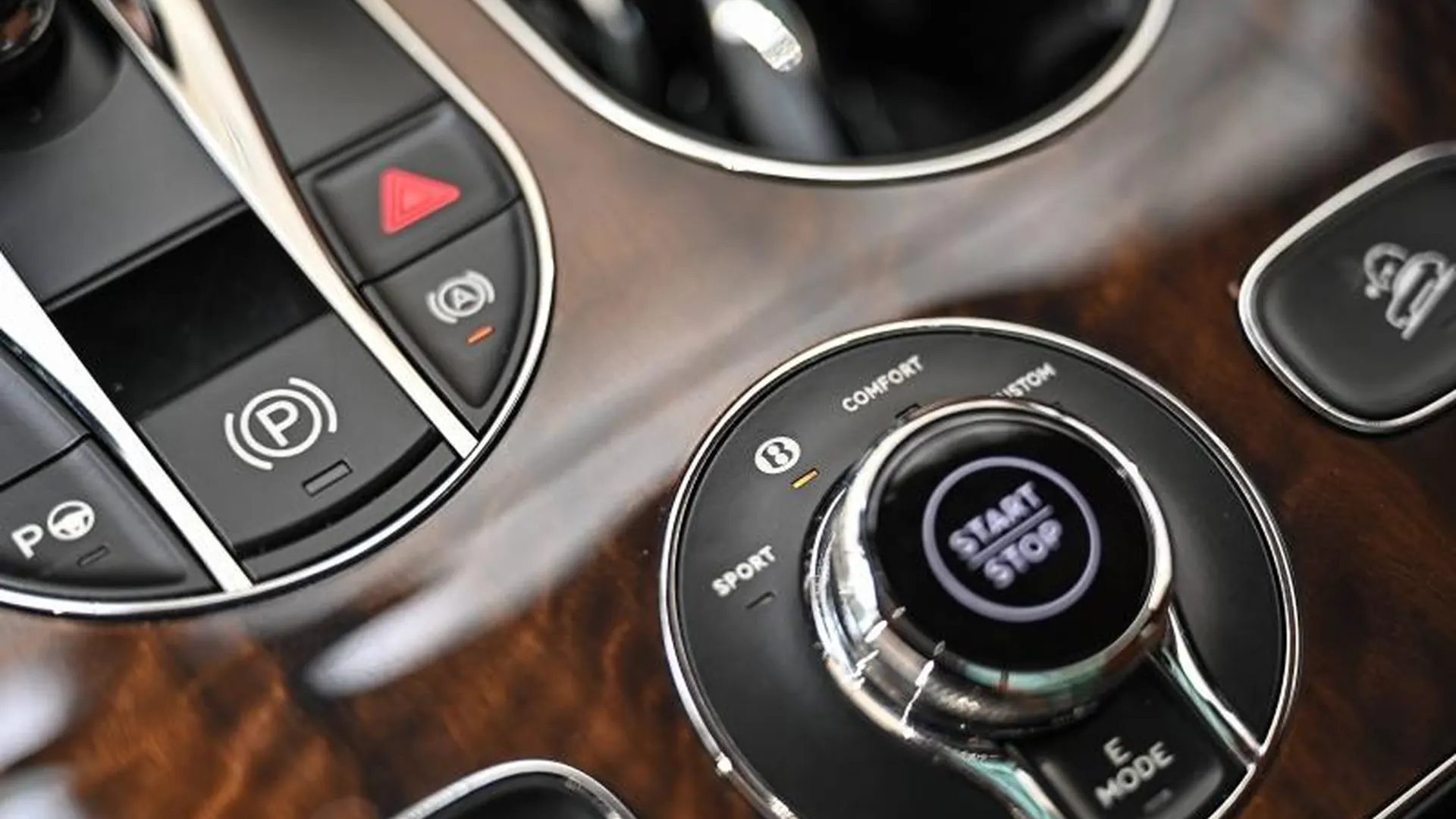 Bentley Bentayga — photo 32