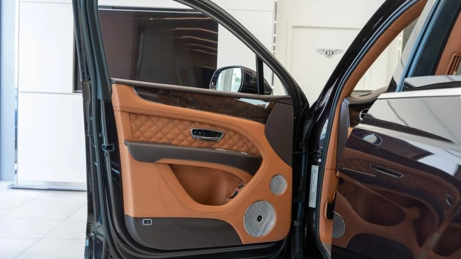 Bentley Bentayga — photo 49