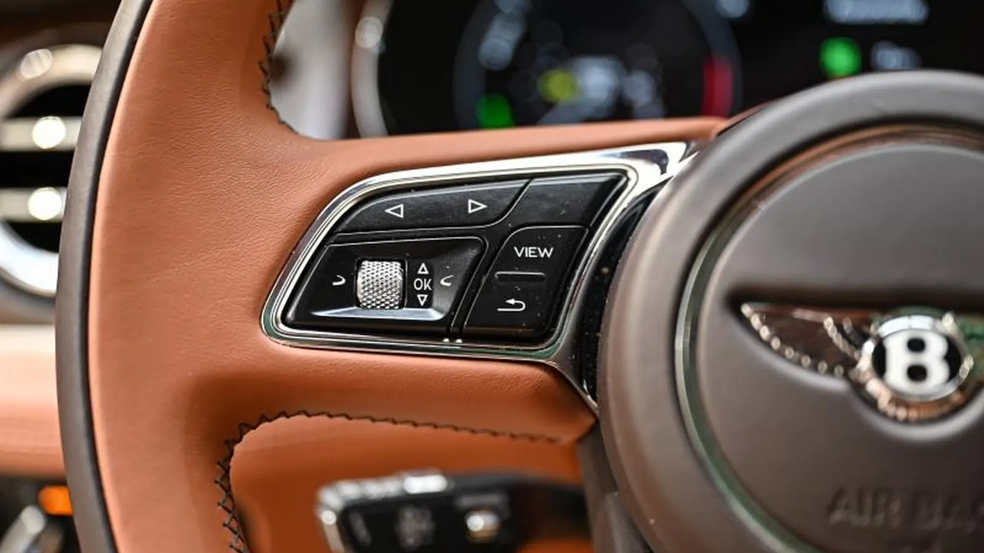 Bentley Bentayga — photo 28