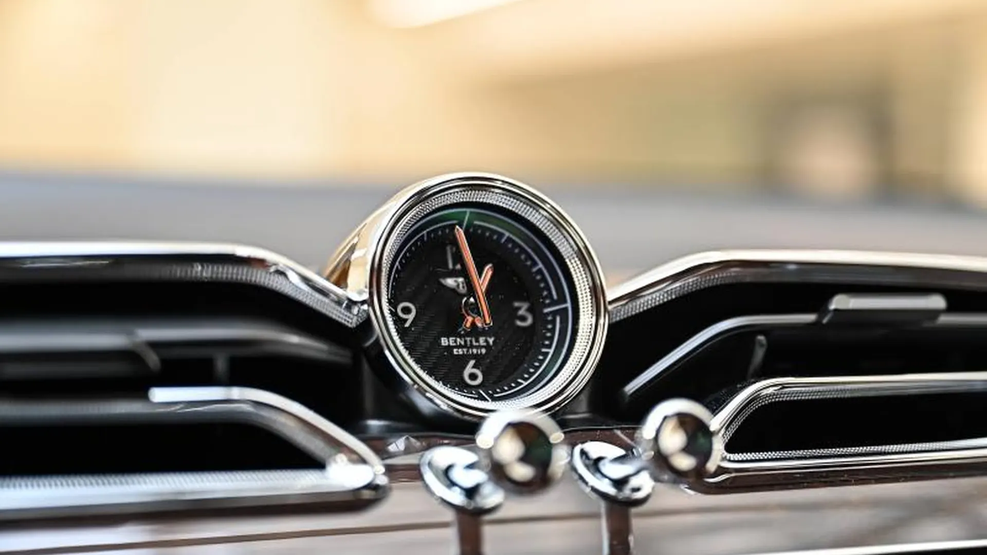 Bentley Bentayga — photo 30