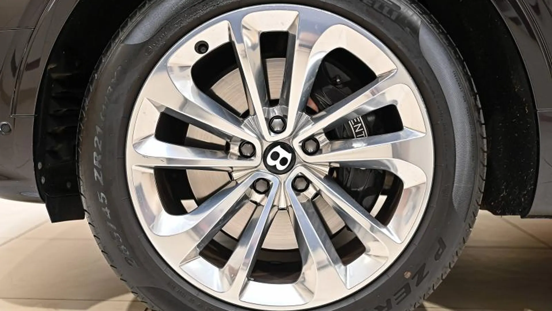 Bentley Bentayga — photo 10