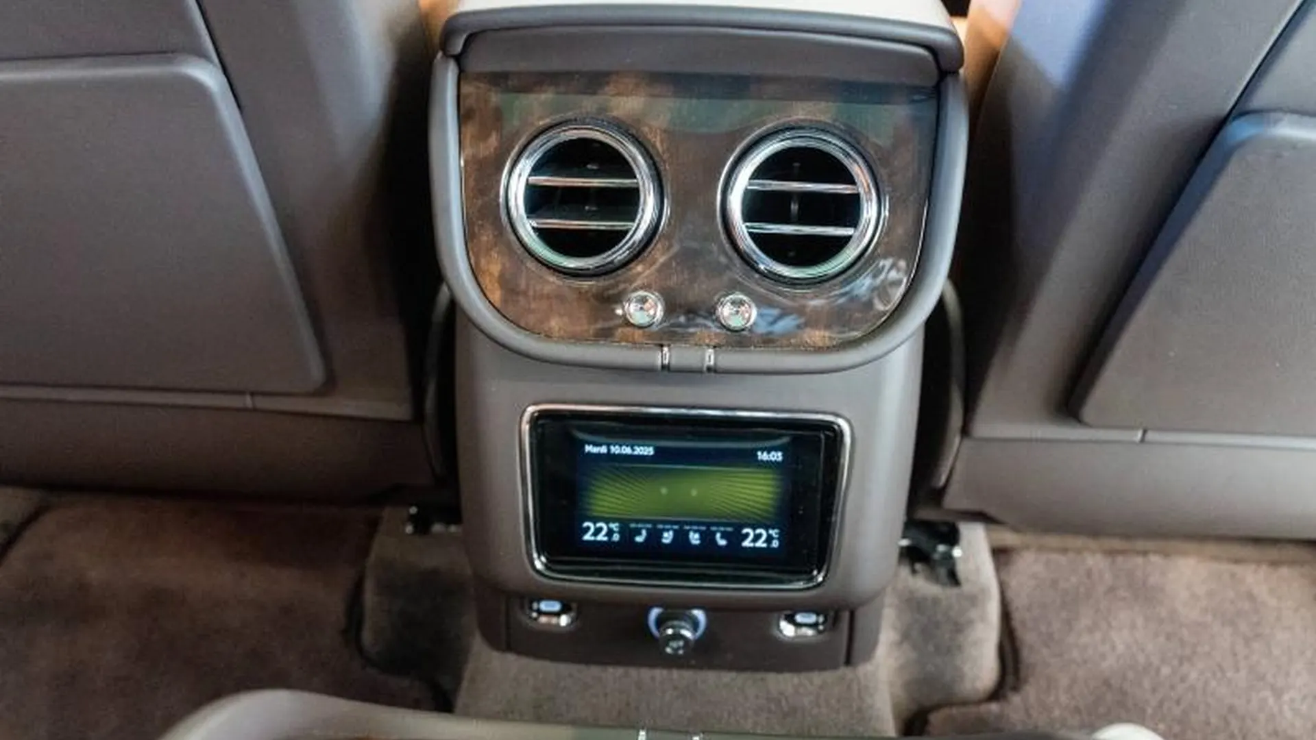 Bentley Bentayga — photo 45