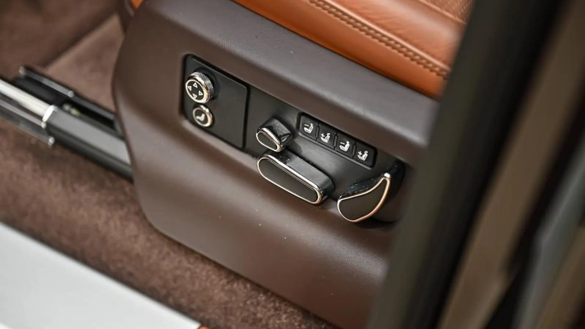 Bentley Bentayga — photo 25