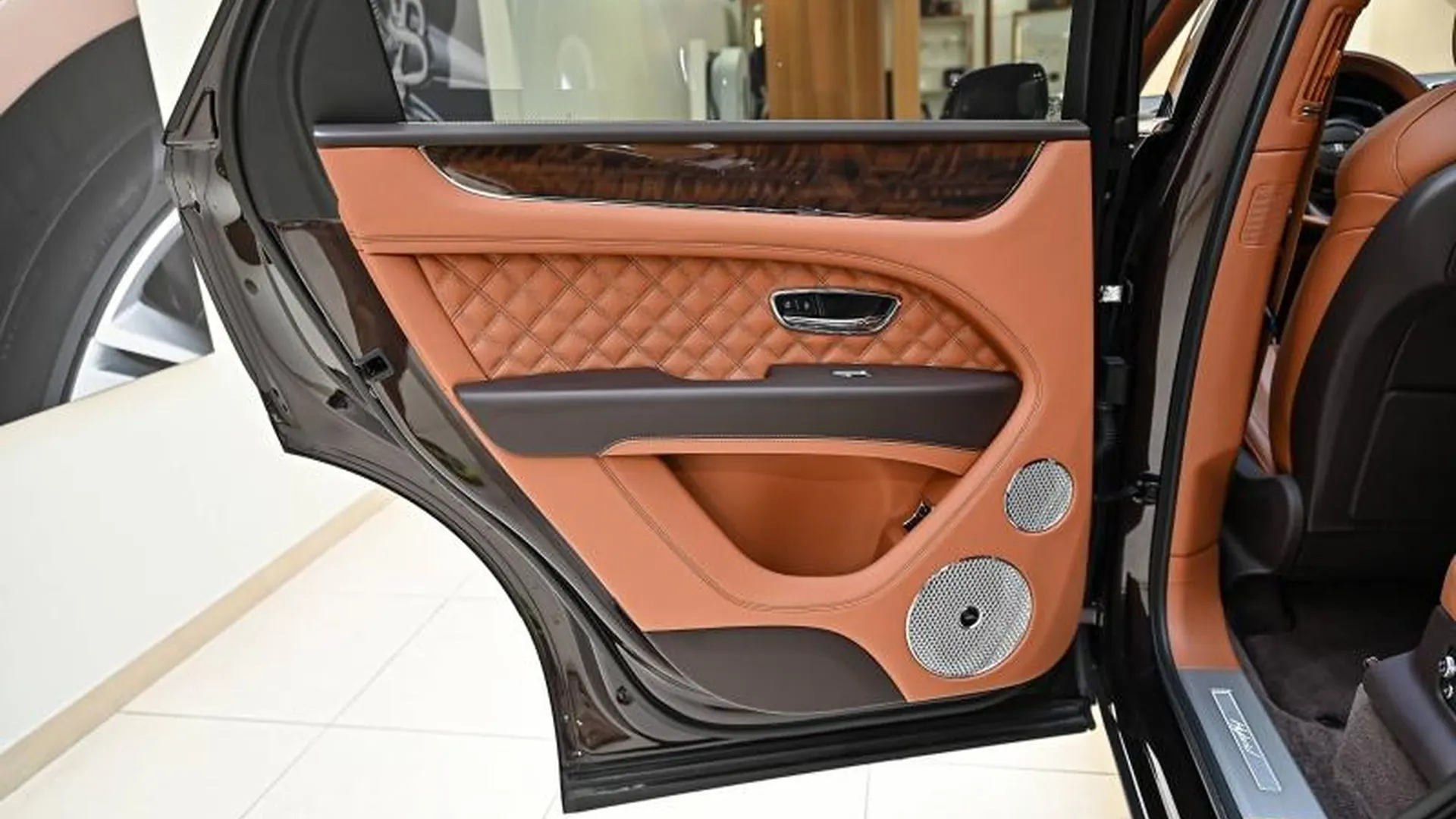 Bentley Bentayga — photo 19