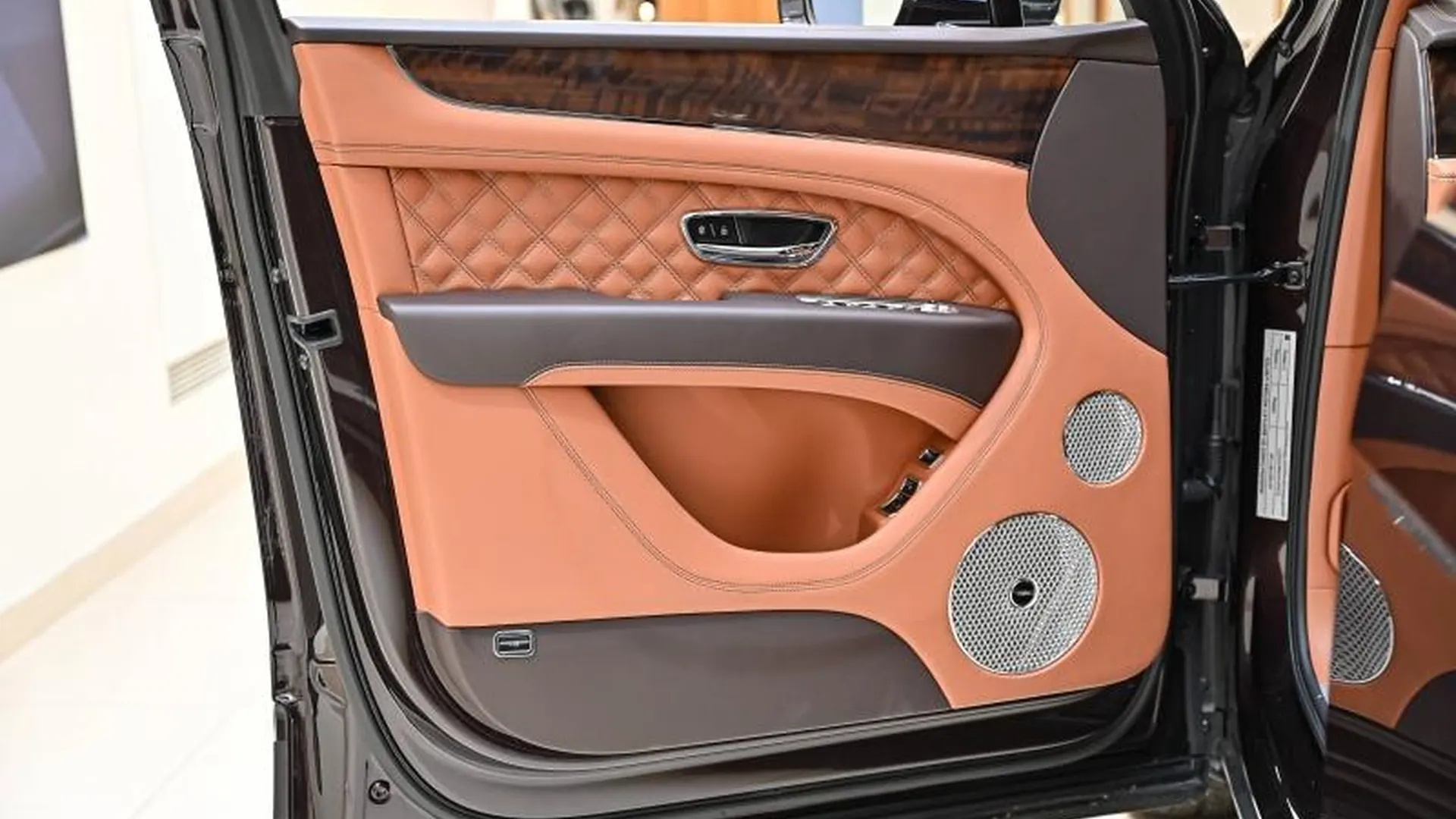 Bentley Bentayga — photo 14