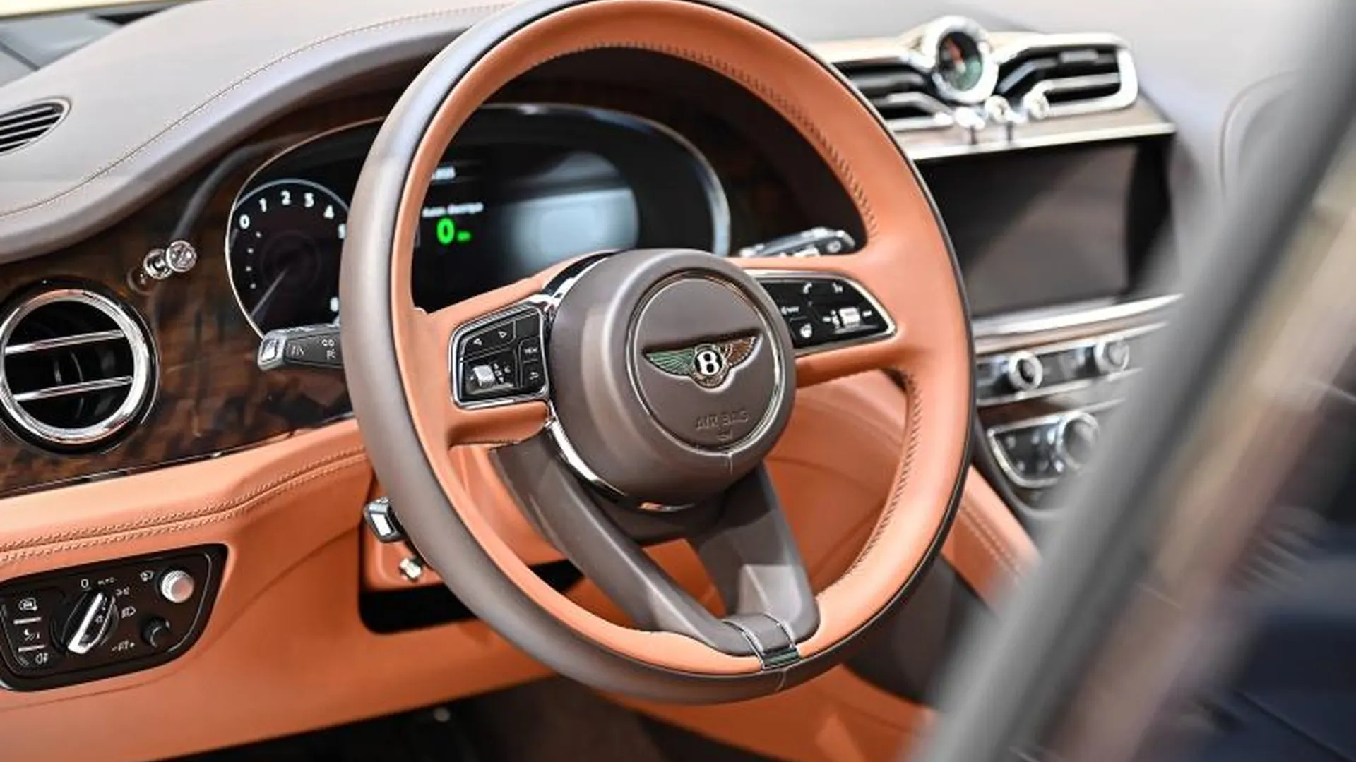 Bentley Bentayga — photo 16
