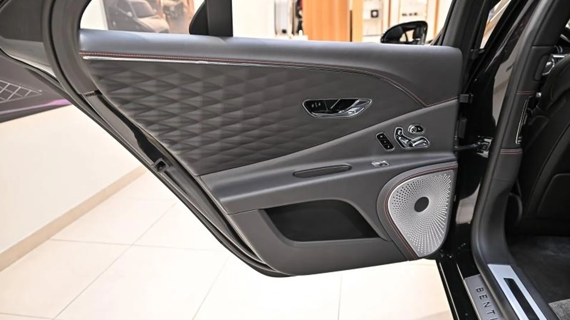 Bentley Flying Spur — photo 22