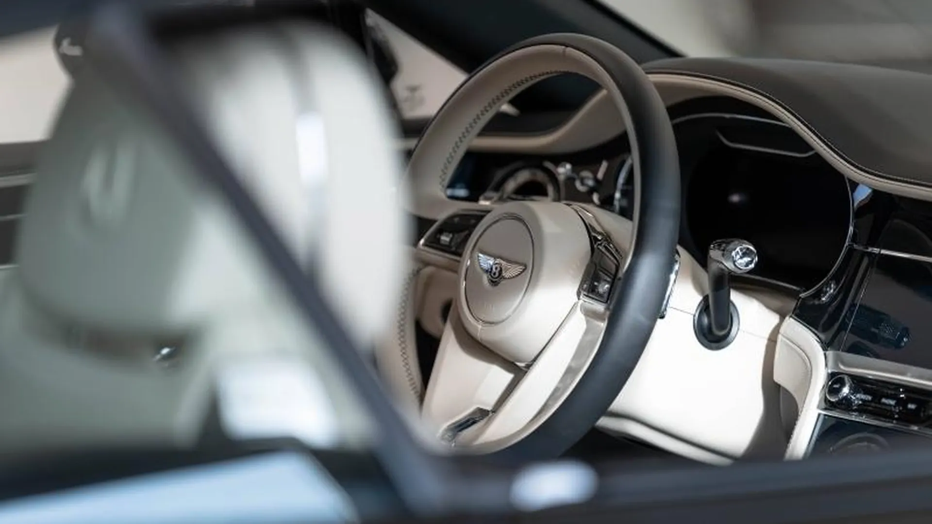 Bentley Continental GTC — photo 31