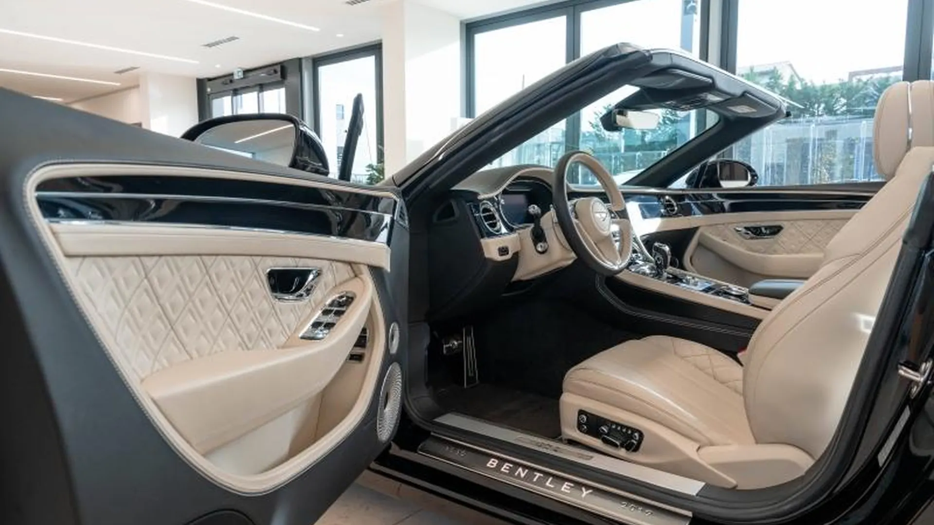 Bentley Continental GTC — photo 13