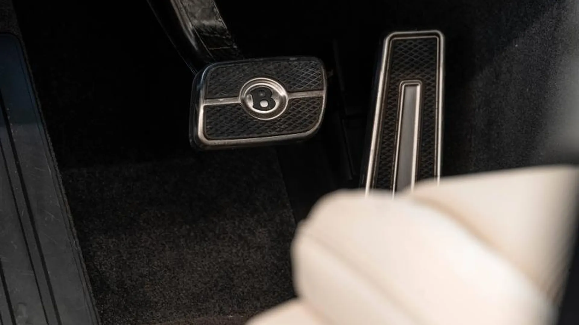 Bentley Continental GTC — photo 28