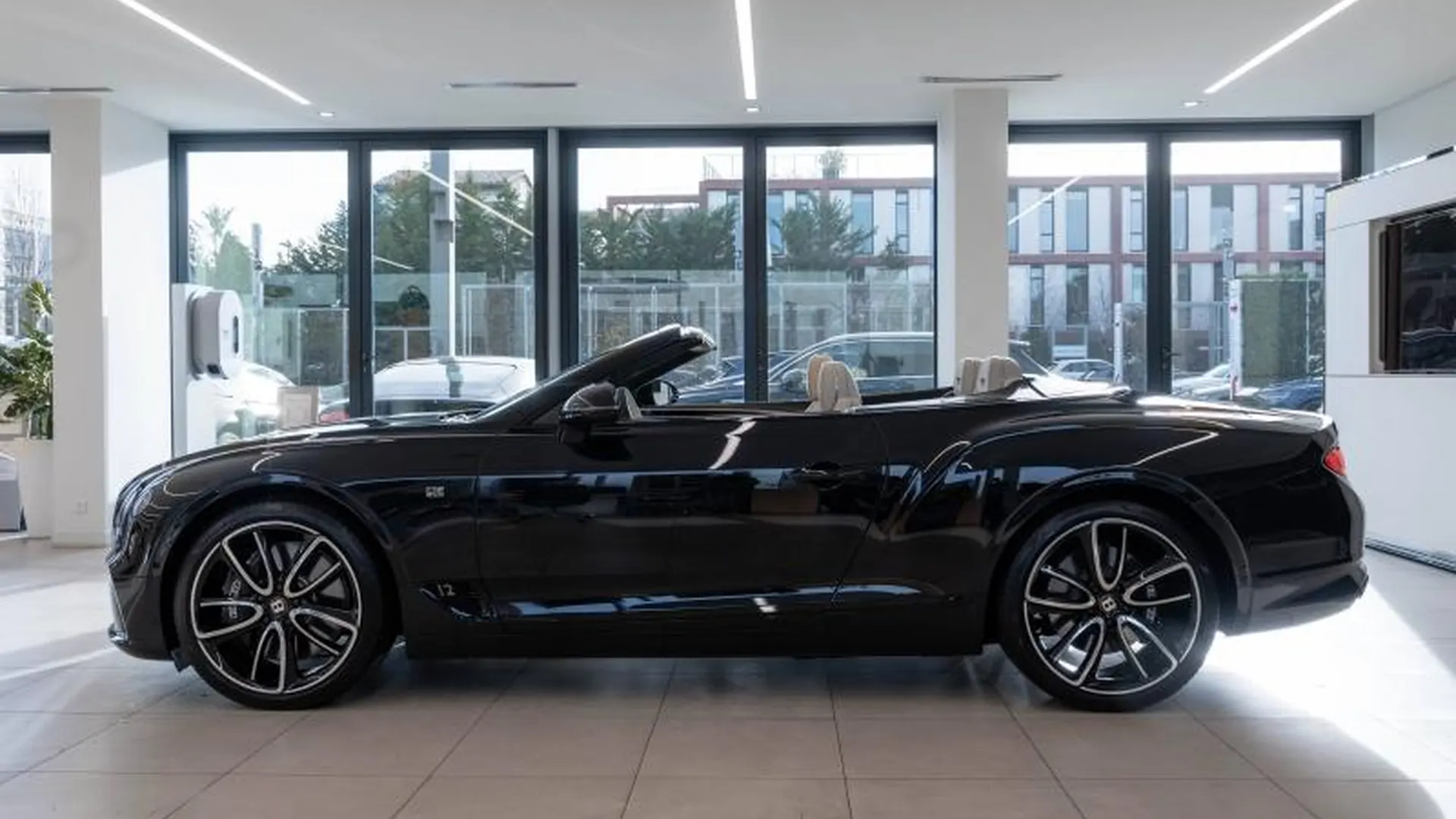Bentley Continental GTC — photo 2