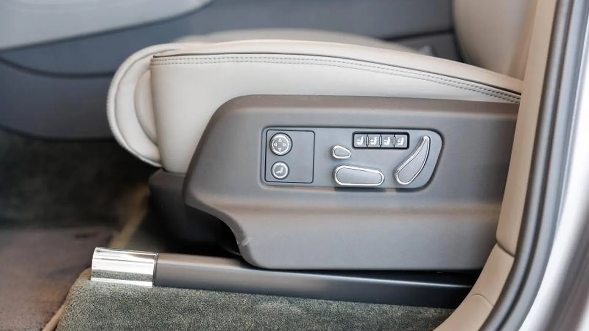 Bentley Bentayga — photo 28